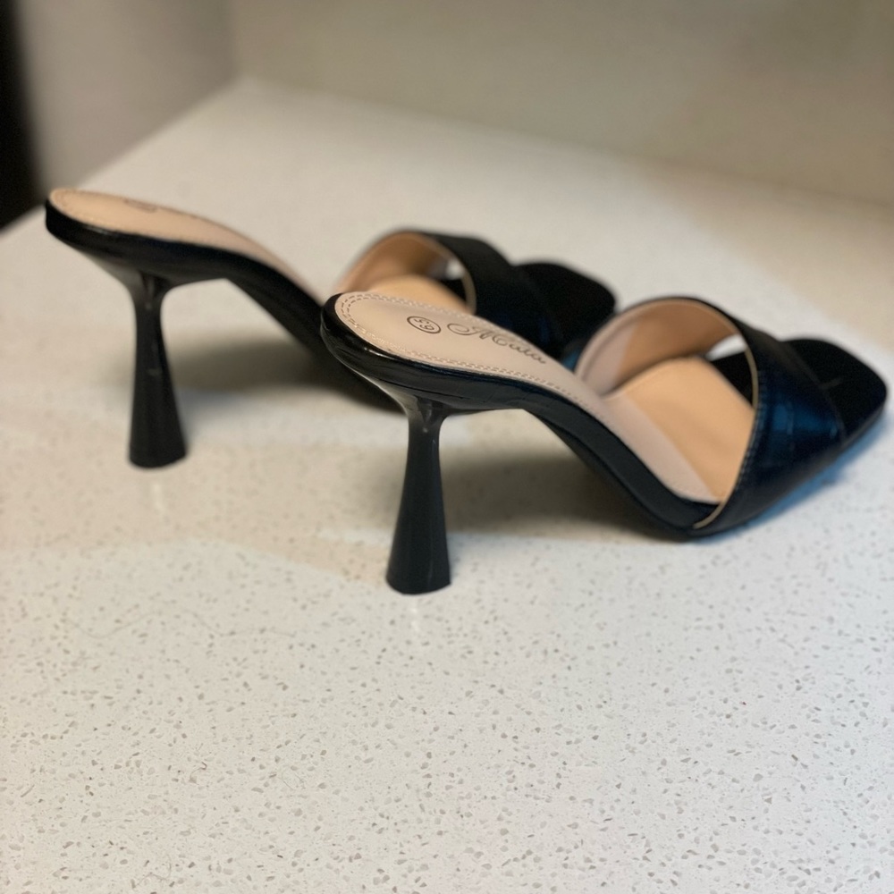 Black heels - Picture 3 of 3
